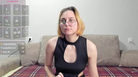 Snapshot of holly_pollyy chatting on 01/15/25, 11:43 Polly online show from 01/15/25, 11:43