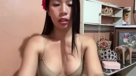 holly_wyn online show from 10/23/25, 12:10