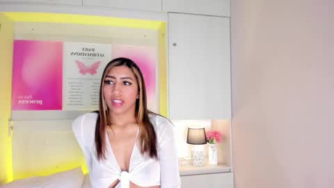 Snapshot of hollyadamss_ chatting on 03/06/26, 12:12 Sofia online show from 03/06/26, 12:12