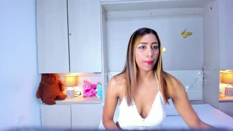 Snapshot of hollyadamss_ chatting on 04/04/26, 12:35 Sofia online show from 04/04/26, 12:35