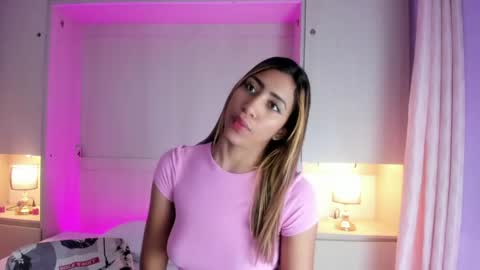 Snapshot of hollyadamss_ chatting on 04/07/26, 12:05 Sofia online show from 04/07/26, 12:05