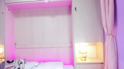 Snapshot of hollyadamss_ chatting on 04/15/26, 12:01 Sofia online show from 04/15/26, 12:01