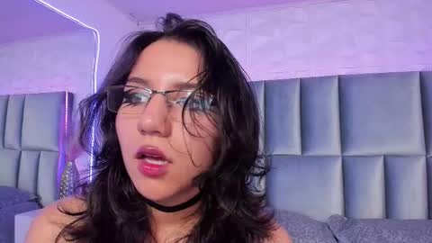 hollypeach_ online show from 12/18/25, 08:15