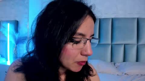 hollypeach_ online show from 02/12/26, 08:04