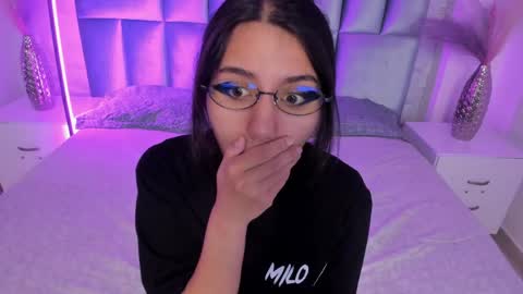 Snapshot of hollypeach_ chatting on 04/20/26, 07:37 hollypeach_ online show from 04/20/26, 07:37