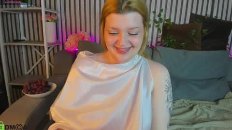 Snapshot of hollyray_ chatting on 04/11/26, 01:32 Holly online show from 04/11/26, 01:32