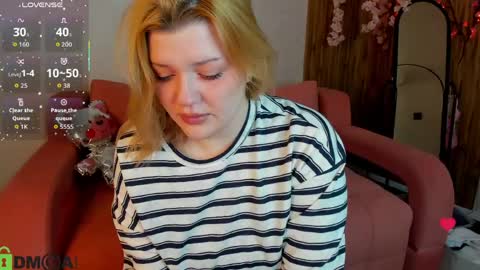 Snapshot of hollyray_ chatting on 04/12/26, 01:32 Holly online show from 04/12/26, 01:32