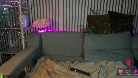 Snapshot of hollyray_ chatting on 04/14/26, 01:44 Holly online show from 04/14/26, 01:44