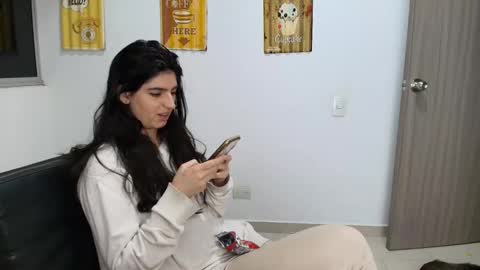 Snapshot of hollyshit_ chatting on 11/07/25, 01:05 hollyshit_ online show from 11/07/25, 01:05