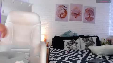 Snapshot of hollyt1 chatting on 04/16/26, 10:23 hollyt1 online show from 04/16/26, 10:23