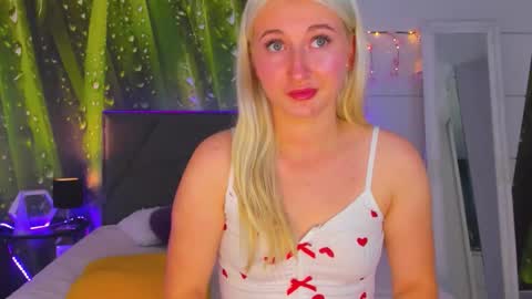 HollyTaillor online show from 10/15/25, 08:14