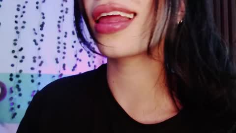 Snapshot of hollyxx_ chatting on 12/11/24, 11:00 holly online show from 12/11/24, 11:00