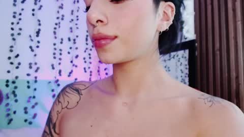 Snapshot of hollyxx_ chatting on 12/12/24, 02:04 holly online show from 12/12/24, 02:04