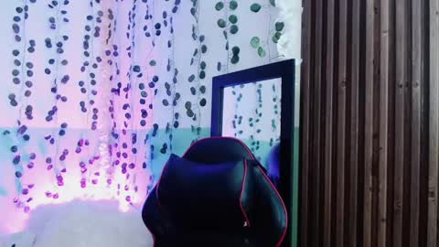 Snapshot of hollyxx_ chatting on 12/12/24, 10:09 holly online show from 12/12/24, 10:09