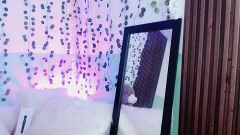 Snapshot of hollyxx_ chatting on 12/13/24, 12:50 holly online show from 12/13/24, 12:50