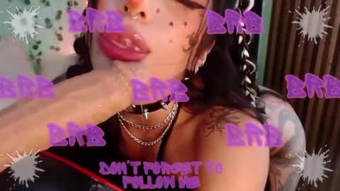 Snapshot of hollyxx_ chatting on 12/17/24, 08:43 holly online show from 12/17/24, 08:43