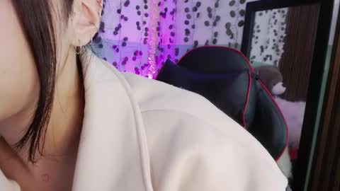 Snapshot of hollyxx_ chatting on 12/17/24, 11:49 holly online show from 12/17/24, 11:49