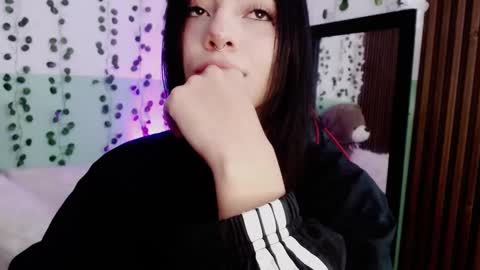 Snapshot of hollyxx_ chatting on 12/18/24, 05:52 holly online show from 12/18/24, 05:52