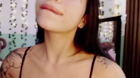 Snapshot of hollyxx_ chatting on 12/18/24, 08:57 holly online show from 12/18/24, 08:57