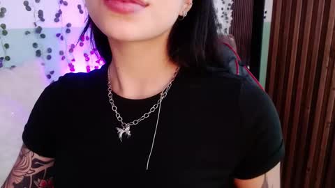 Snapshot of hollyxx_ chatting on 12/20/24, 05:40 holly online show from 12/20/24, 05:40