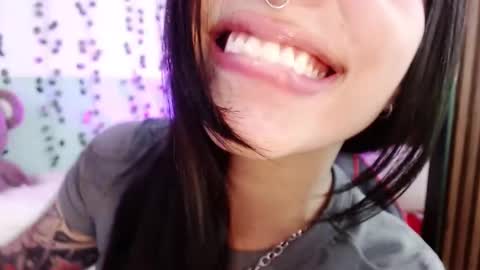 Snapshot of hollyxx_ chatting on 12/21/24, 05:18 holly online show from 12/21/24, 05:18