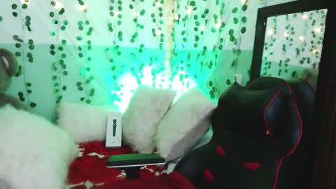 Snapshot of hollyxx_ chatting on 12/30/24, 07:21 holly online show from 12/30/24, 07:21