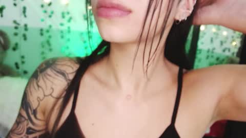 Snapshot of hollyxx_ chatting on 12/30/24, 10:23 holly online show from 12/30/24, 10:23