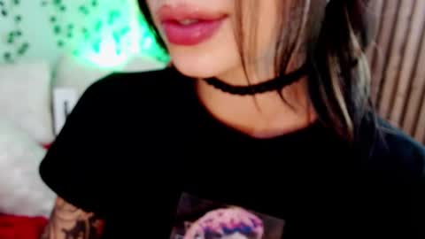 Snapshot of hollyxx_ chatting on 01/02/25, 10:22 holly online show from 01/02/25, 10:22