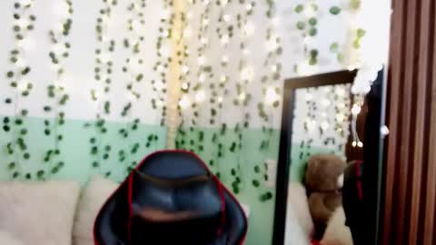 Snapshot of hollyxx_ chatting on 01/03/25, 01:27 holly online show from 01/03/25, 01:27