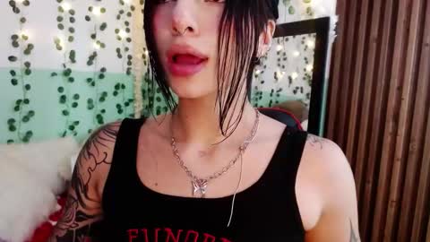 Snapshot of hollyxx_ chatting on 01/05/25, 08:00 holly online show from 01/05/25, 08:00