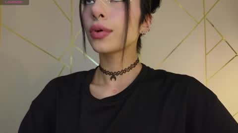 Snapshot of hollyxx_ chatting on 02/04/25, 12:51 holly online show from 02/04/25, 12:51