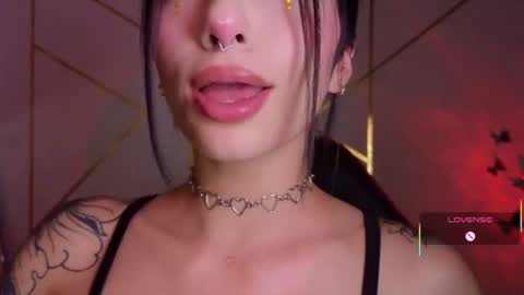 Snapshot of hollyxx_ chatting on 10/30/25, 12:01 holly online show from 10/30/25, 12:01