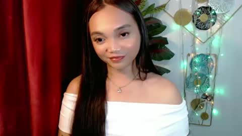 Snapshot of holy_shine chatting on 12/19/25, 01:01 Bella online show from 12/19/25, 01:01