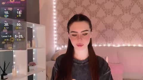 Mia online show from 11/28/25, 03:31