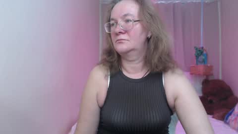 Snapshot of holymilfa chatting on 04/06/26, 12:17 holymilfa online show from 04/06/26, 12:17