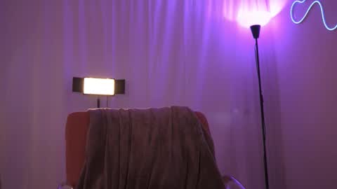 honeeeey_ online show from 11/20/25, 10:20