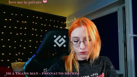Snapshot of honelin chatting on 01/23/25, 07:29 Honelints boyblonde hair AsterMIntfemboybrown hair online show from 01/23/25, 07:29