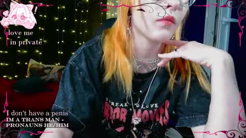 Snapshot of honelin chatting on 02/13/25, 04:50 Honelints boyblonde hair AsterMIntfemboybrown hair online show from 02/13/25, 04:50
