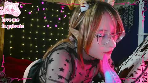 Snapshot of honelin chatting on 12/20/25, 02:46 Honelints boyblonde hair AsterMIntfemboybrown hair online show from 12/20/25, 02:46
