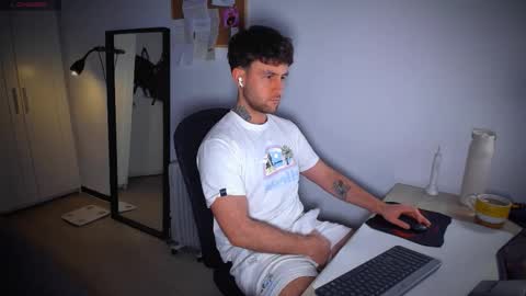 Snapshot of honestandrew chatting on 02/10/26, 08:24 Andrew online show from 02/10/26, 08:24