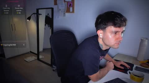 Snapshot of honestandrew chatting on 02/11/26, 08:30 Andrew online show from 02/11/26, 08:30