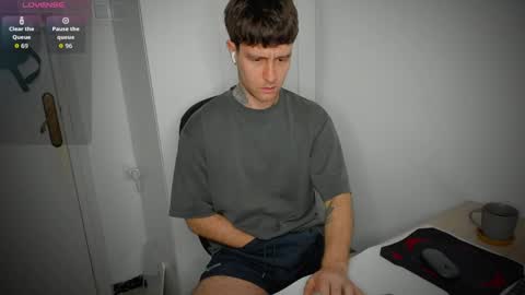 Snapshot of honestandrew chatting on 04/11/26, 06:51 Andrew online show from 04/11/26, 06:51