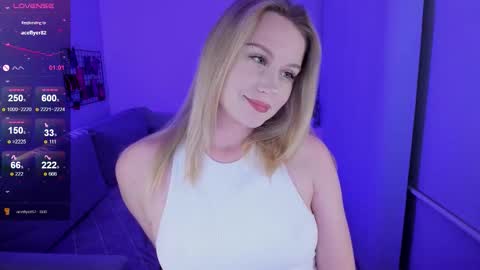 Snapshot of honey_blondee chatting on 11/16/25, 09:53 Tammy online show from 11/16/25, 09:53