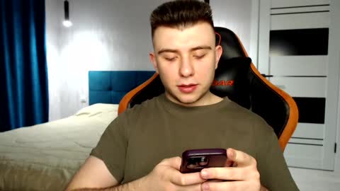 Snapshot of honey_furry chatting on 12/29/24, 09:20 Wolfy online show from 12/29/24, 09:20