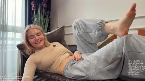 Snapshot of honey_sunshine chatting on 04/17/26, 09:01 Jenyanew vid how I squirt in forest in bio online show from 04/17/26, 09:01