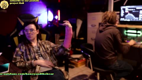 Snapshot of honeyand_thebear chatting on 12/13/24, 03:27 Honey and Bear online show from 12/13/24, 03:27