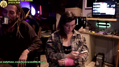 Snapshot of honeyand_thebear chatting on 12/15/24, 04:07 Honey and Bear online show from 12/15/24, 04:07