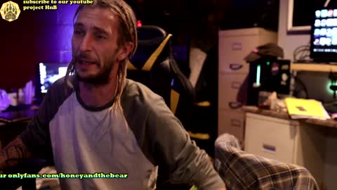 Snapshot of honeyand_thebear chatting on 12/17/24, 03:28 Honey and Bear online show from 12/17/24, 03:28