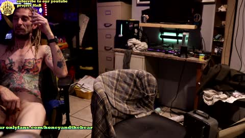 Snapshot of honeyand_thebear chatting on 12/20/24, 06:50 Honey and Bear online show from 12/20/24, 06:50