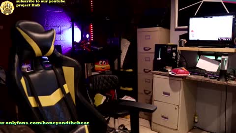 Snapshot of honeyand_thebear chatting on 12/21/24, 04:30 Honey and Bear online show from 12/21/24, 04:30